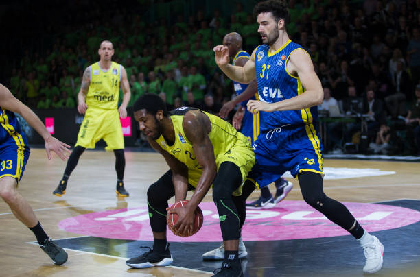 的年轻前锋 的年轻前锋